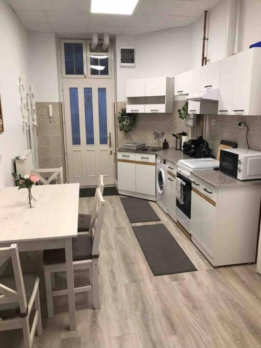 Perfect Location,Newly Decorated Modern, Large Place 60 M2, Really Quiet So You Can Have A Good Night Sleep, Ac, Netflix, Smart Tv, High-Speed Internet, World Famous New York Cafe Only 10 Minutes Walk Budapešť Exteriér fotografie