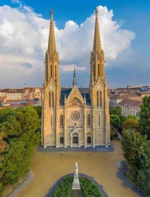Perfect Location,Newly Decorated Modern, Large Place 60 M2, Really Quiet So You Can Have A Good Night Sleep, Ac, Netflix, Smart Tv, High-Speed Internet, World Famous New York Cafe Only 10 Minutes Walk Budapešť Exteriér fotografie