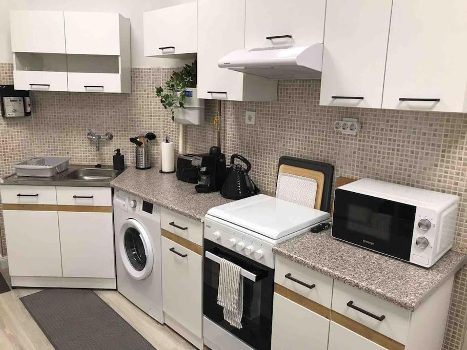 Perfect Location,Newly Decorated Modern, Large Place 60 M2, Really Quiet So You Can Have A Good Night Sleep, Ac, Netflix, Smart Tv, High-Speed Internet, World Famous New York Cafe Only 10 Minutes Walk Budapešť Exteriér fotografie